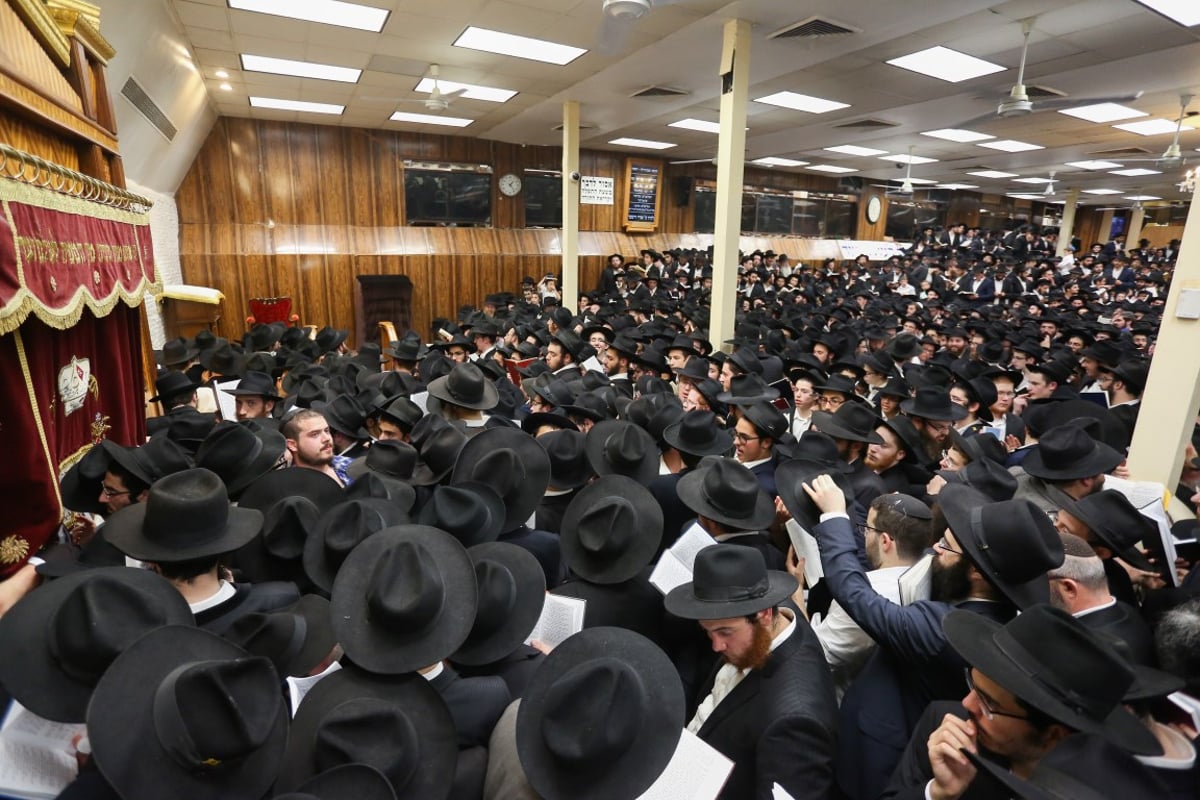 אלפים בסליחות במרכז חב"ד העולמי • צפו