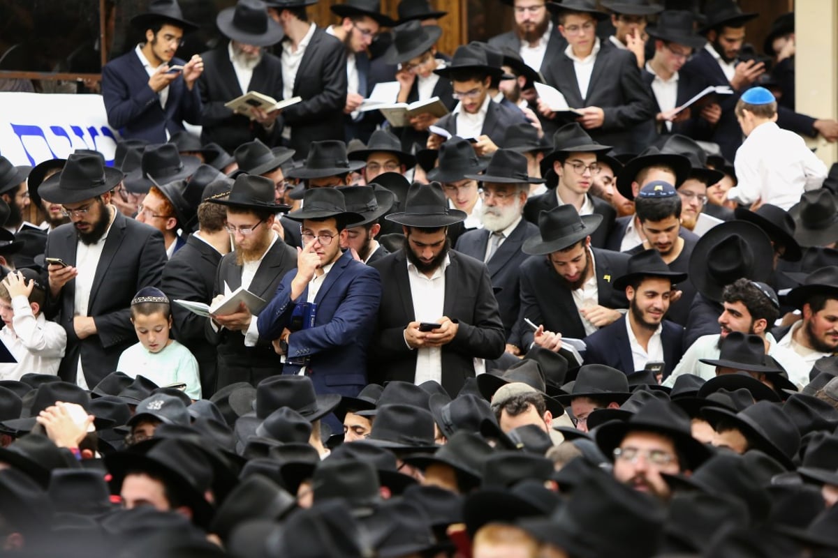 אלפים בסליחות במרכז חב"ד העולמי • צפו