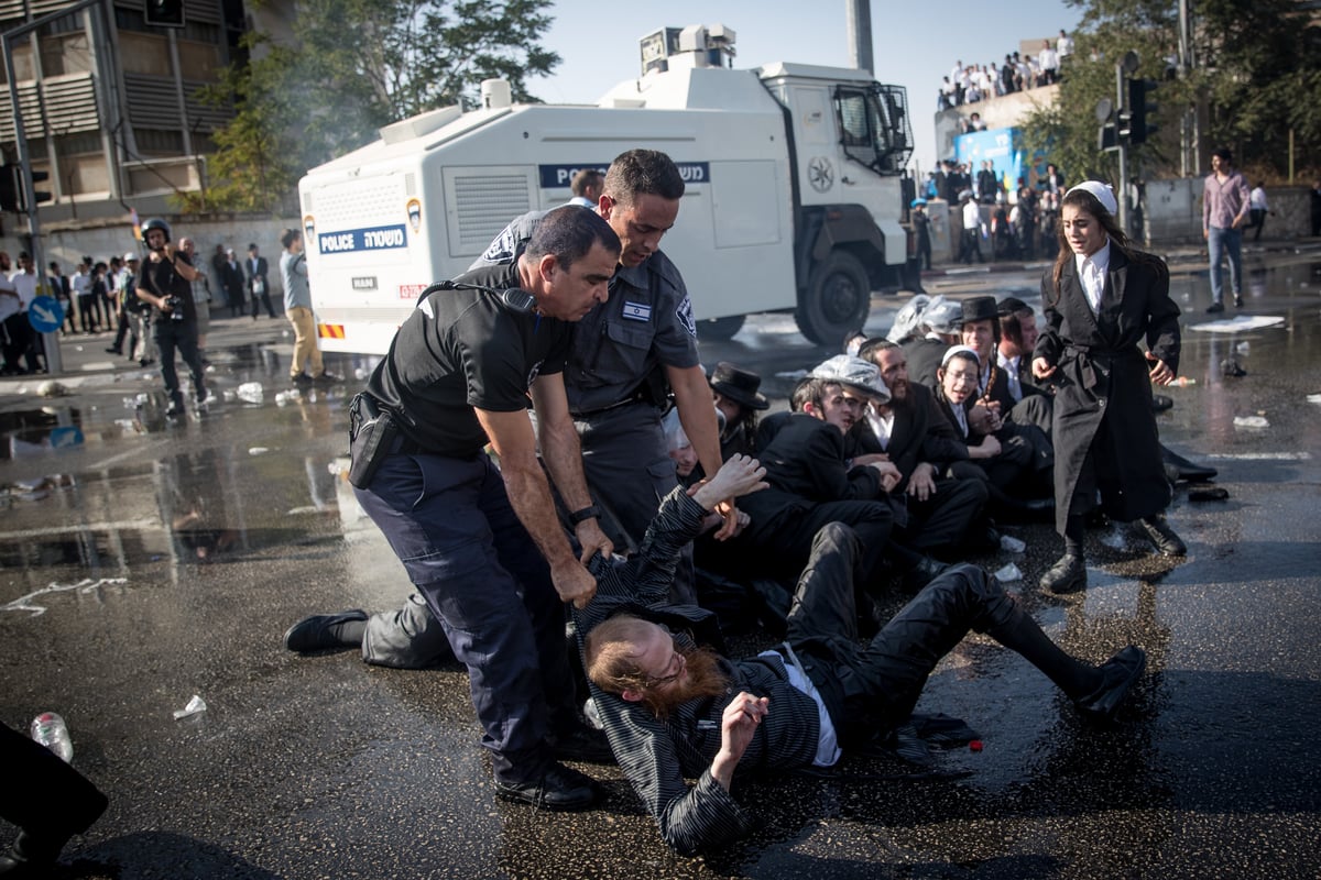 אלימות השוטרים בהפגנה - בתמונות • צפו