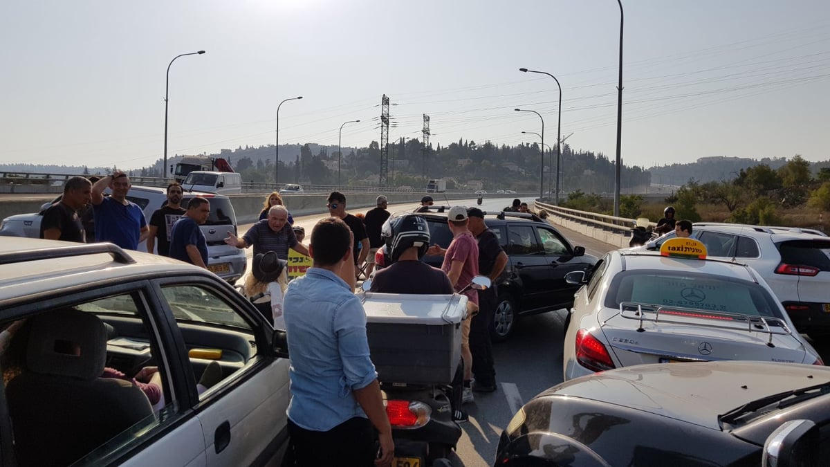 מחאת הנכים: כביש 1 נחסם לתנועה לזמן קצר - מירושלים