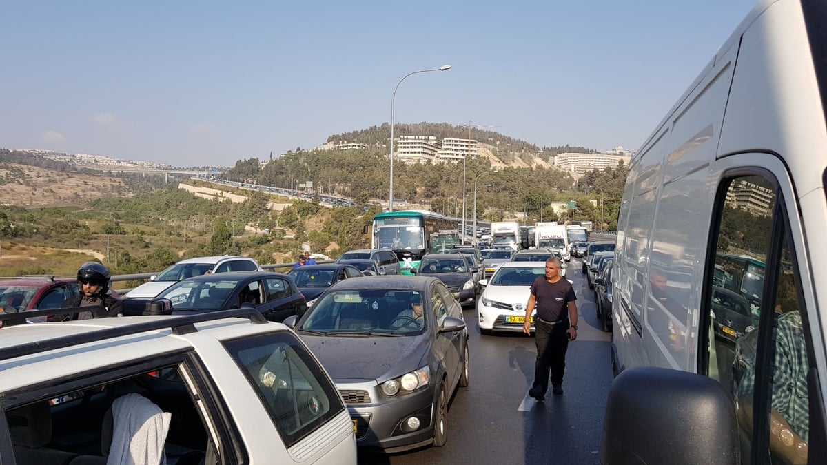 מחאת הנכים: כביש 1 נחסם לתנועה לזמן קצר - מירושלים