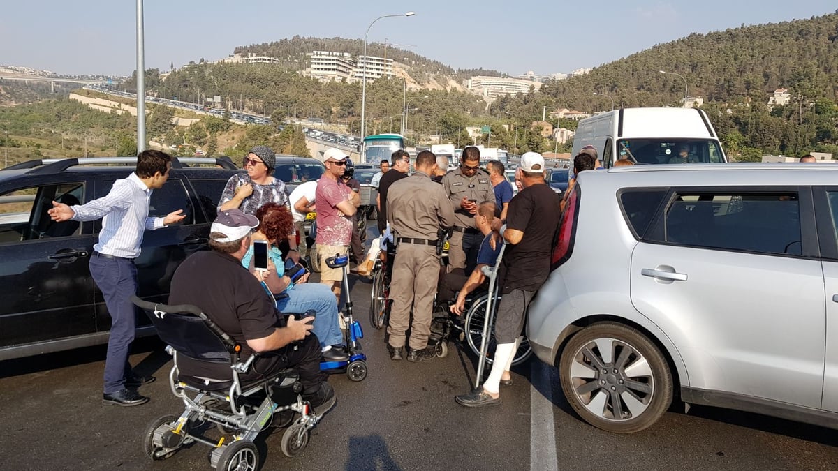 מחאת הנכים: כביש 1 נחסם לתנועה לזמן קצר - מירושלים