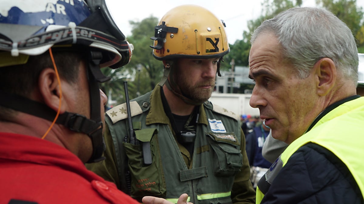 איתמר כהן משוחח עם המשפחות,