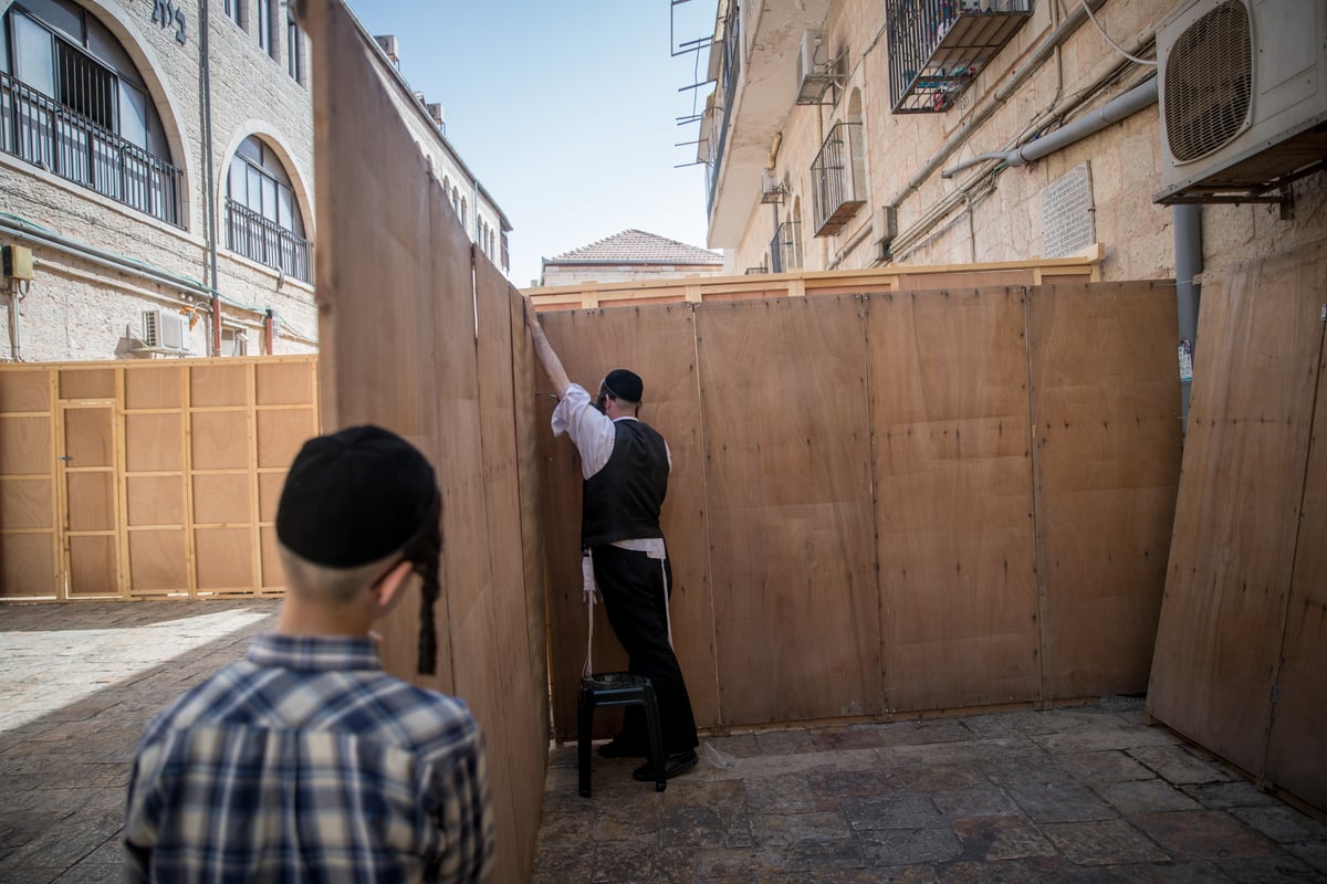 במאה שערים כבר בונים סוכות • תיעד