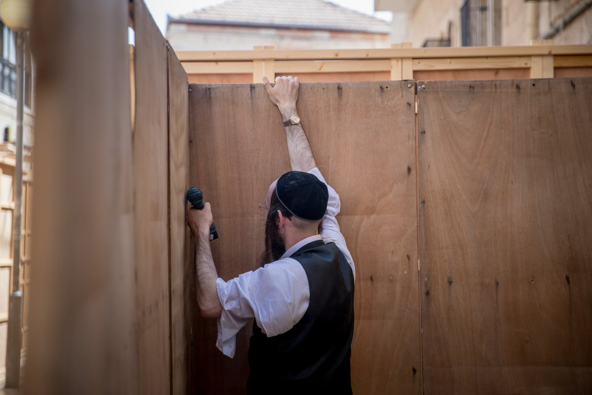 במאה שערים כבר בונים סוכות • תיעד