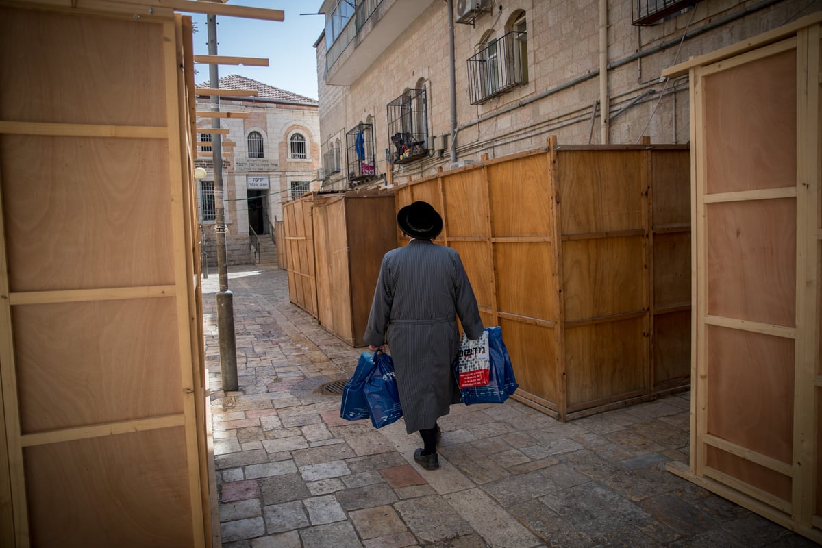 במאה שערים כבר בונים סוכות • תיעד