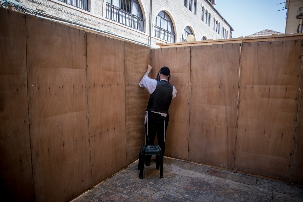 במאה שערים כבר בונים סוכות • תיעד