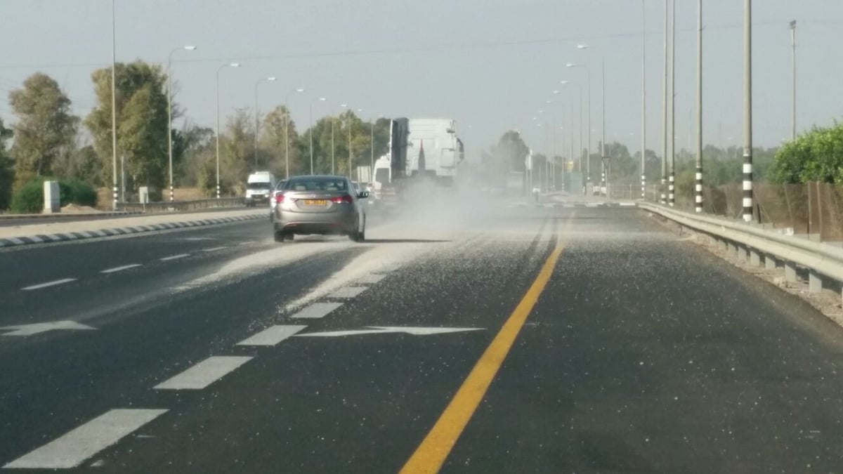 ניסה להוריד משקל, פיזר חצץ בכביש ונעצר