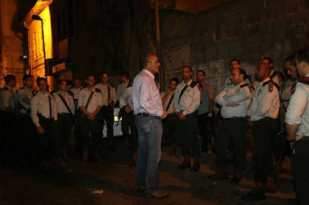 תיעוד: עשרות קציני צנחנים סיירו בירושלים והשתתפו בסליחות