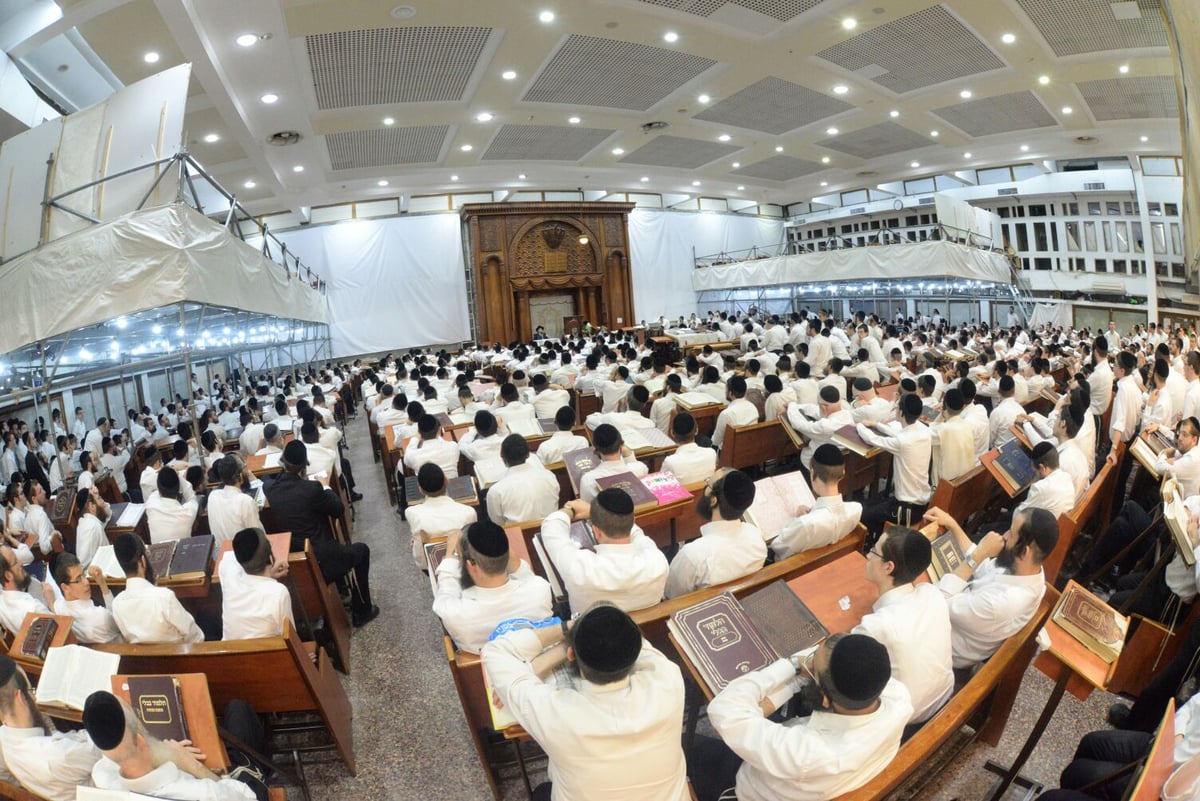 הגר"ג אדלשטיין מסר שיחה בכולל פוניבז' • תיעוד