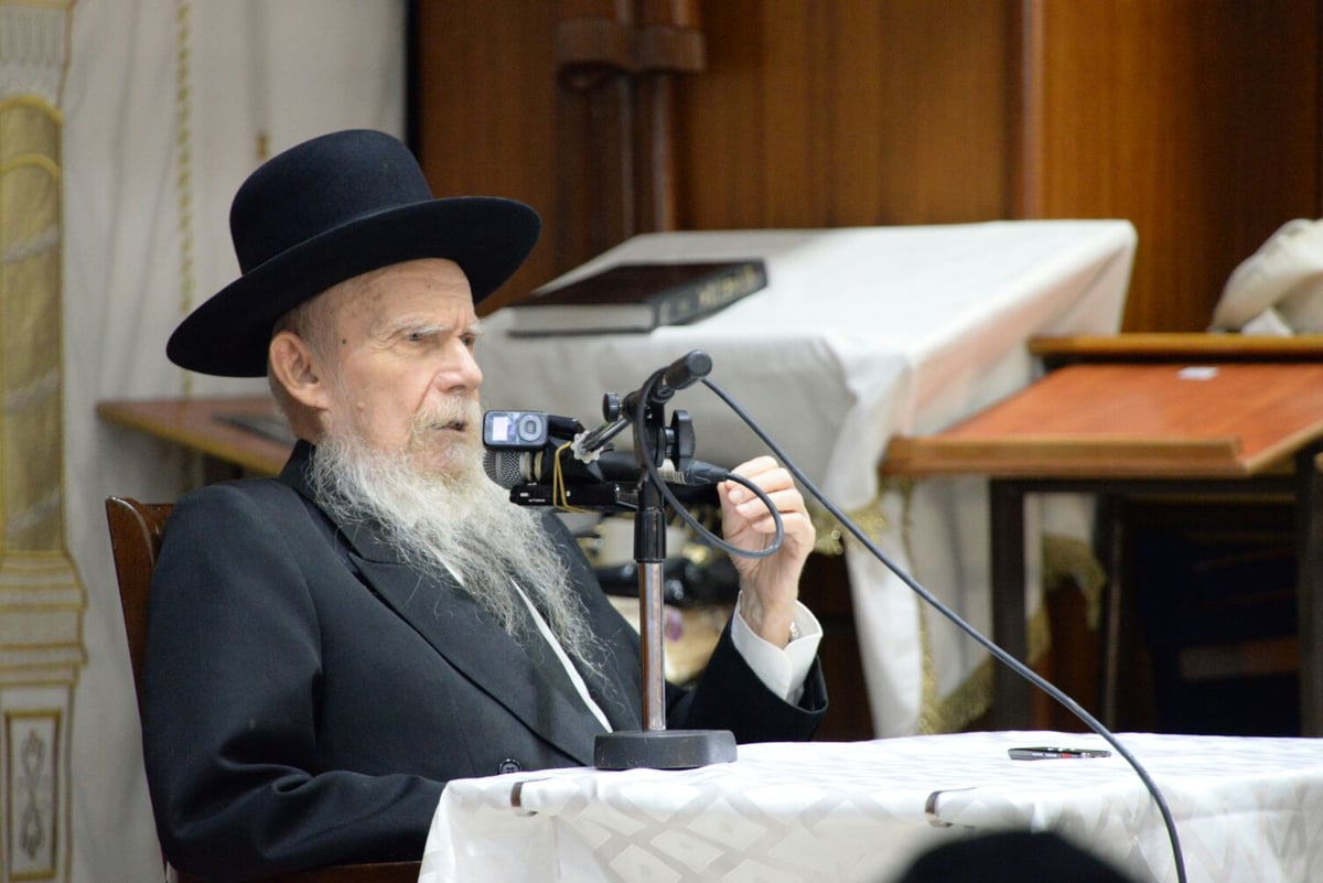 הגר"ג אדלשטיין מסר שיחה בכולל פוניבז' • תיעוד