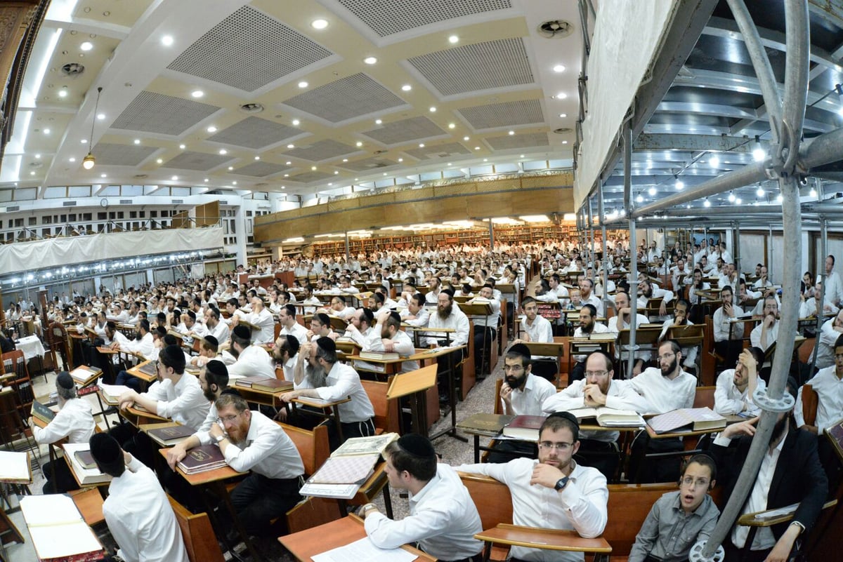 הגר"ג אדלשטיין מסר שיחה בכולל פוניבז' • תיעוד