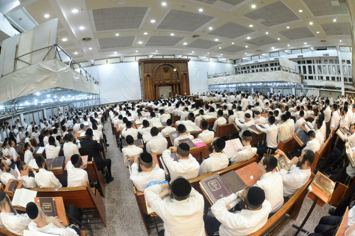 הגר"ג אדלשטיין מסר שיחה בכולל פוניבז' • תיעוד