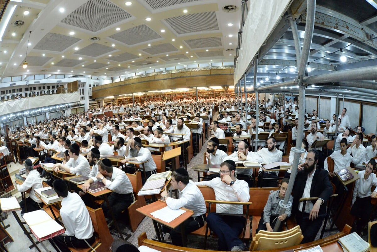 הגר"ג אדלשטיין מסר שיחה בכולל פוניבז' • תיעוד