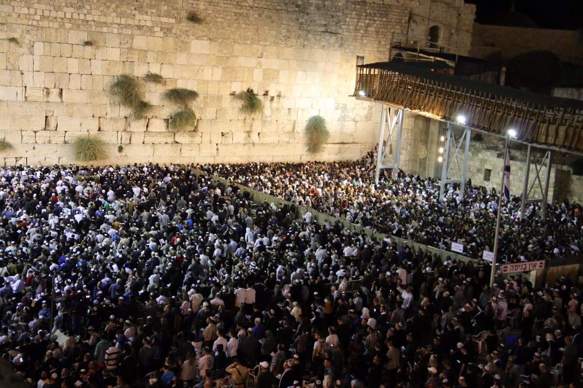 מרגש: עשרות אלפים באמירת סליחות בכותל המערבי. צפו