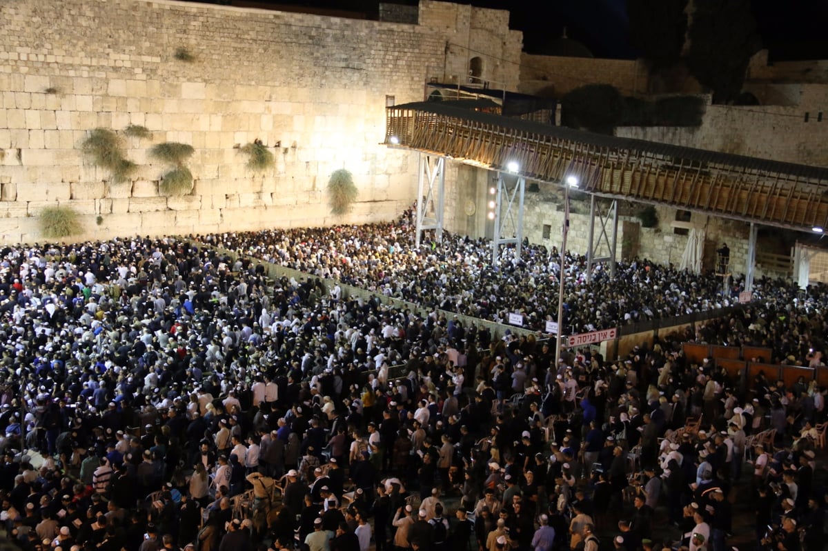 מרגש: עשרות אלפים באמירת סליחות בכותל המערבי. צפו