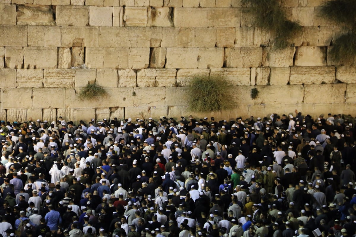 מרגש: עשרות אלפים באמירת סליחות בכותל המערבי. צפו