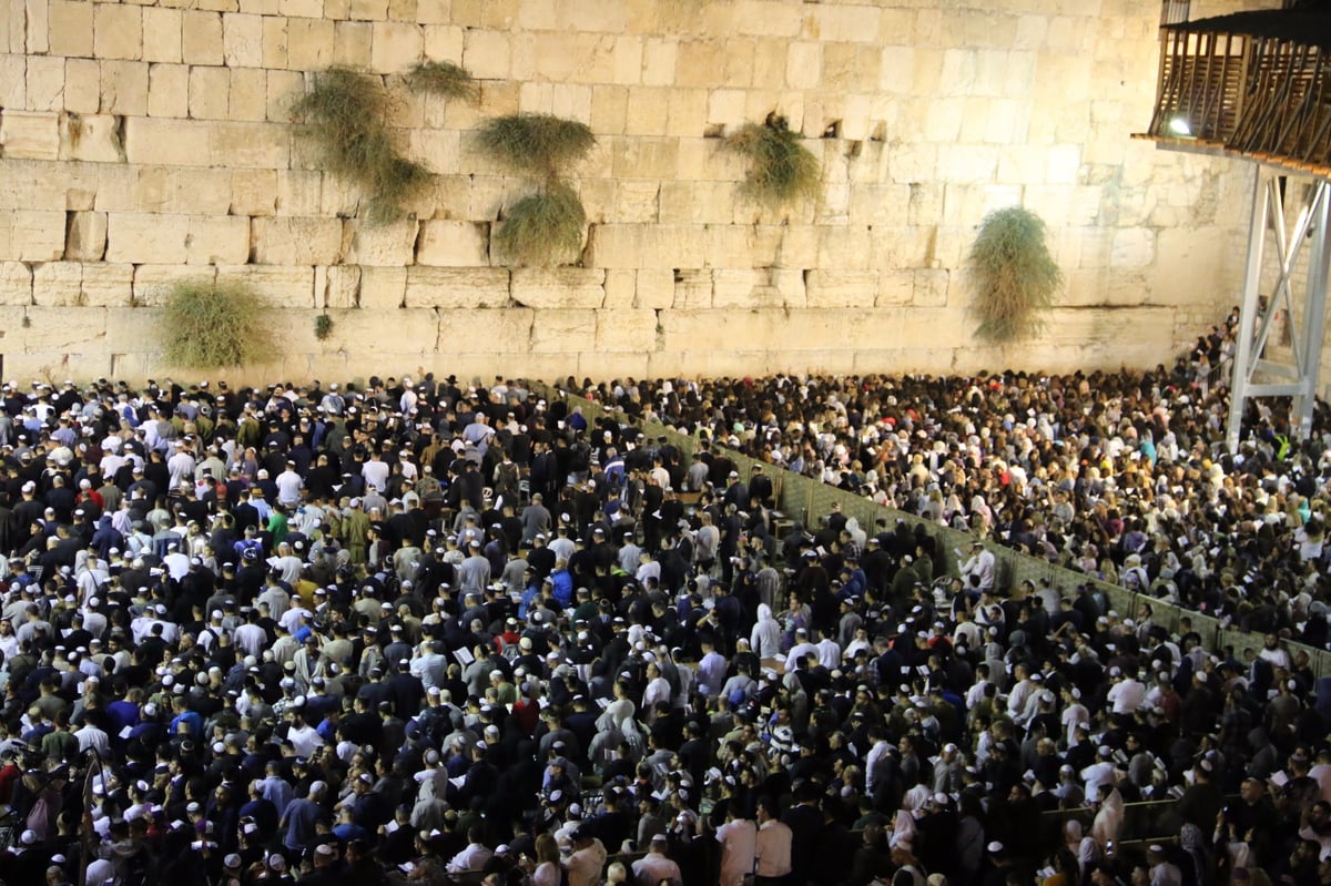 מרגש: עשרות אלפים באמירת סליחות בכותל המערבי. צפו