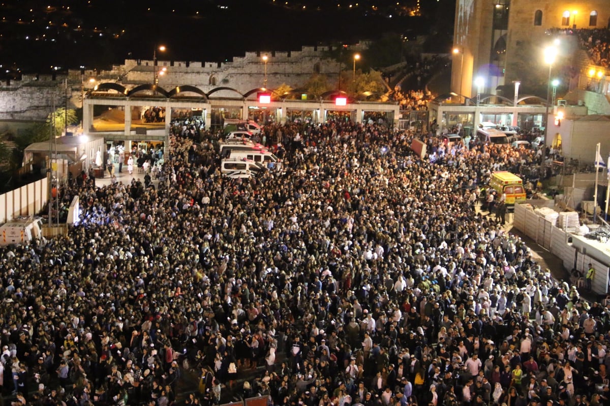 מרגש: עשרות אלפים באמירת סליחות בכותל המערבי. צפו