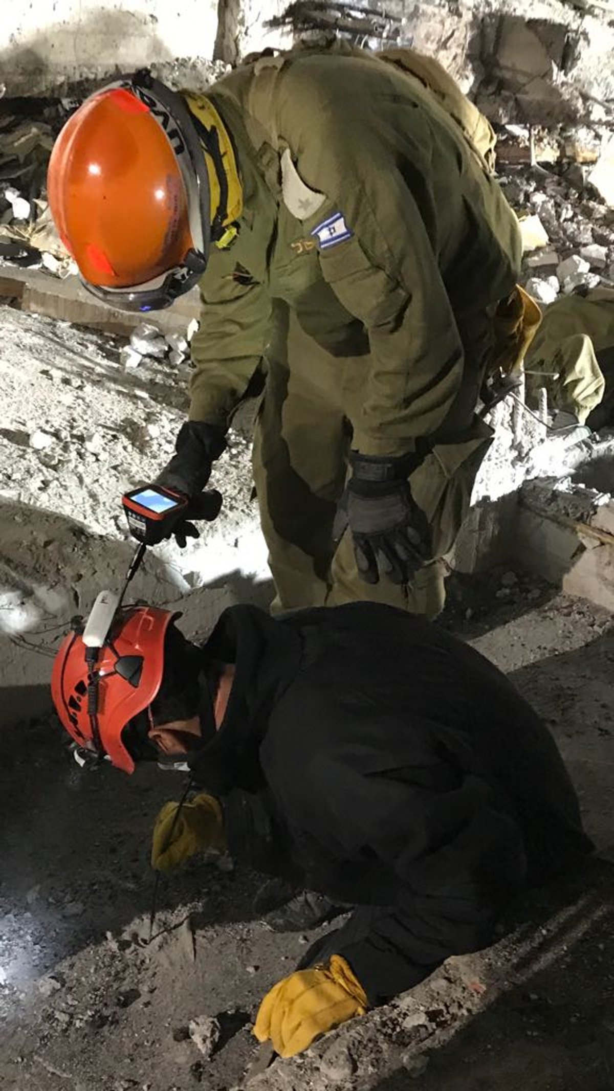 בין ההריסות: מפקד מהגדוד החרדי פגש את חיילו לשעבר