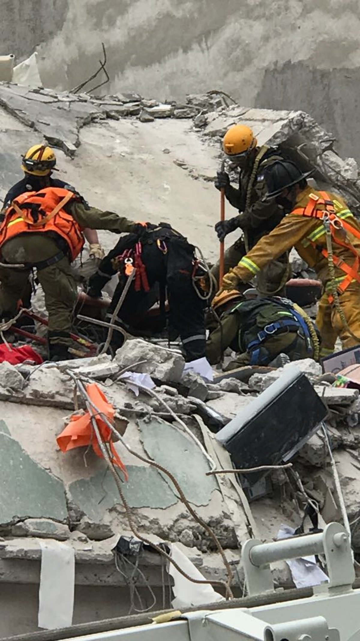 בין ההריסות: מפקד מהגדוד החרדי פגש את חיילו לשעבר