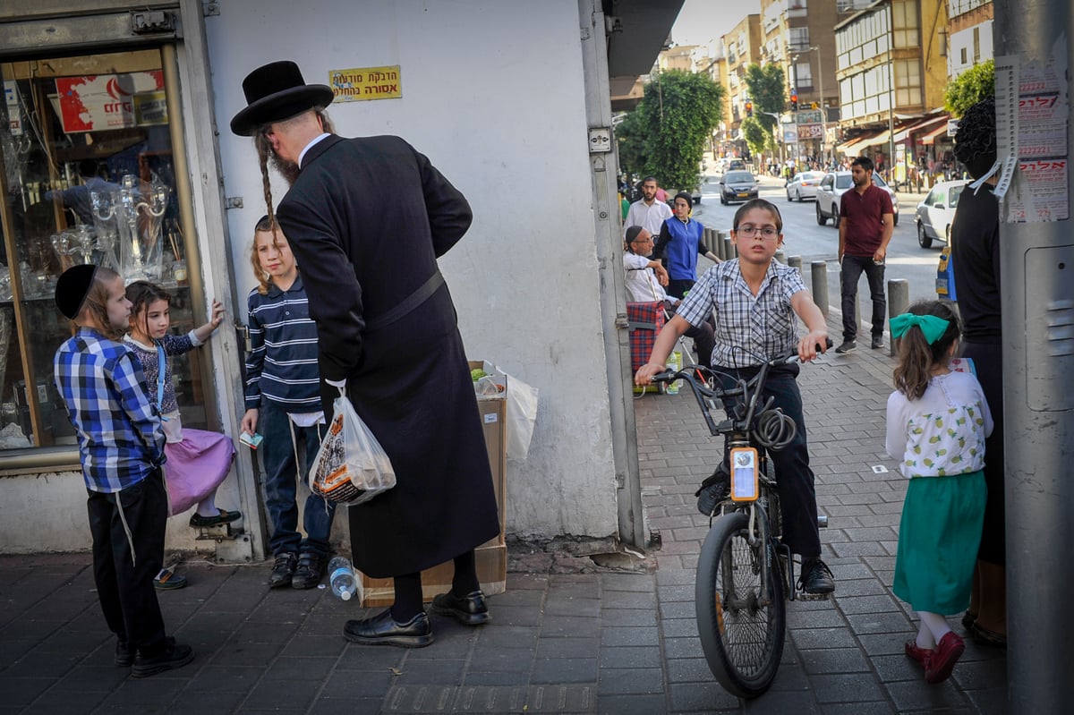 גלריה חגיגית: כך נערכים בבני ברק לחג הסוכות