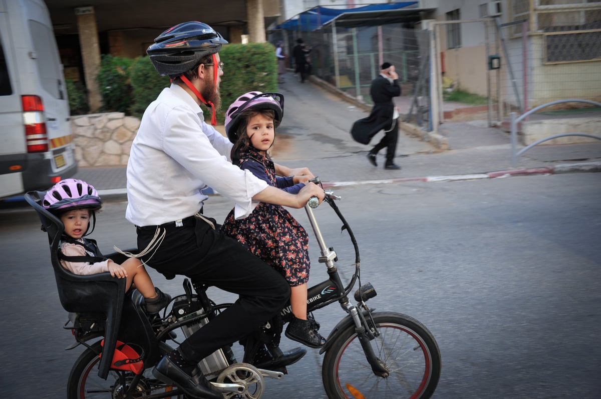 גלריה חגיגית: כך נערכים בבני ברק לחג הסוכות