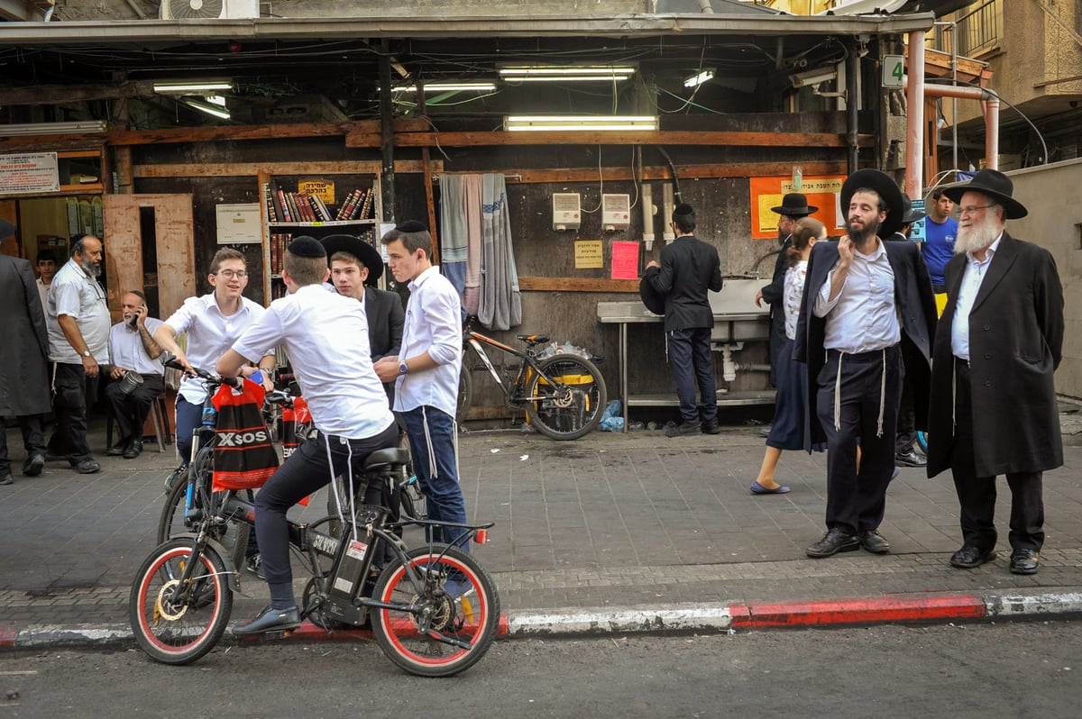 גלריה חגיגית: כך נערכים בבני ברק לחג הסוכות