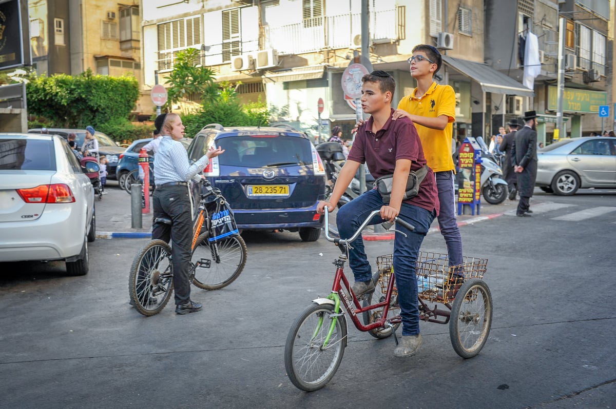 גלריה חגיגית: כך נערכים בבני ברק לחג הסוכות