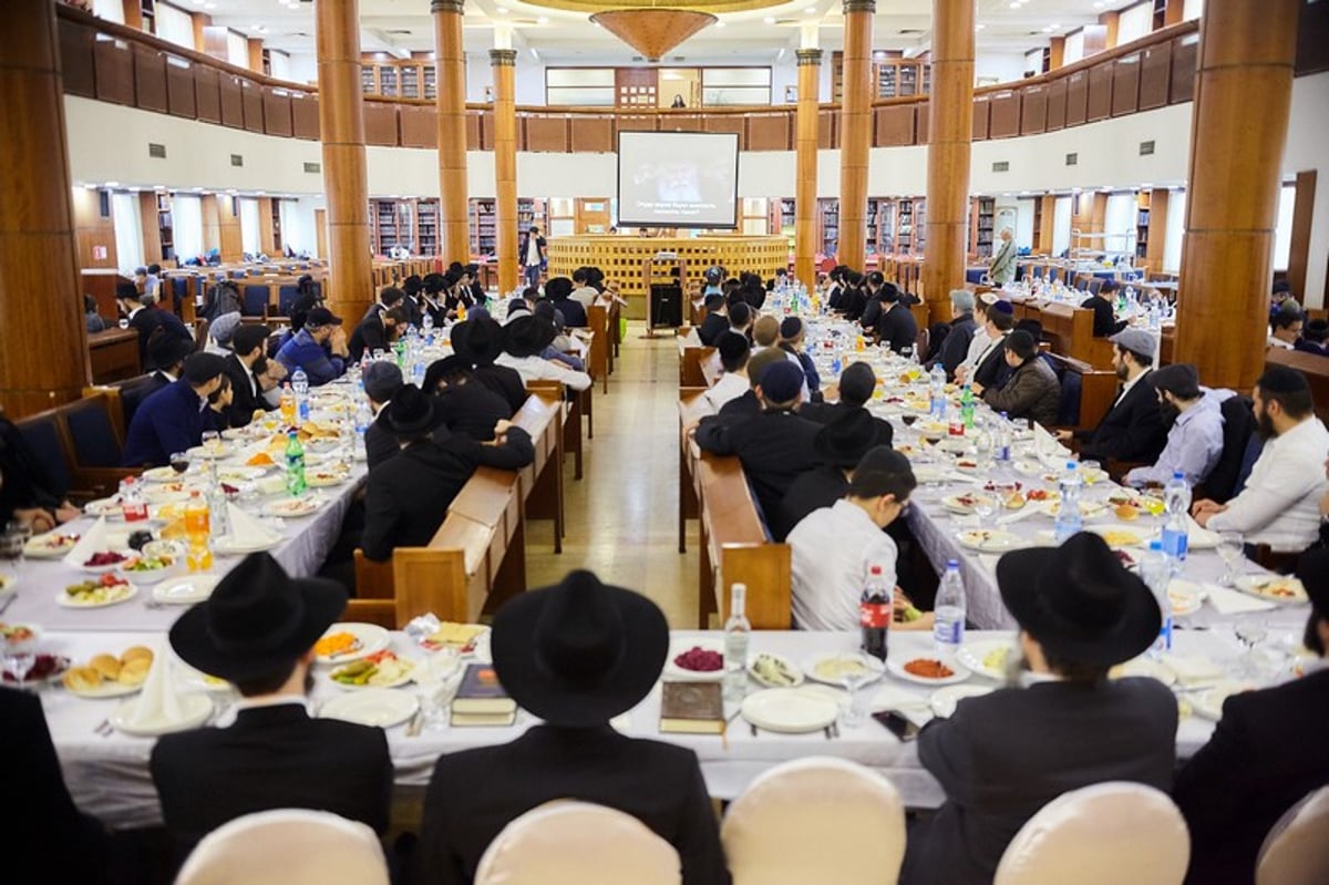 גם במוסקבה סיימו את הרמב"ם • תיעוד