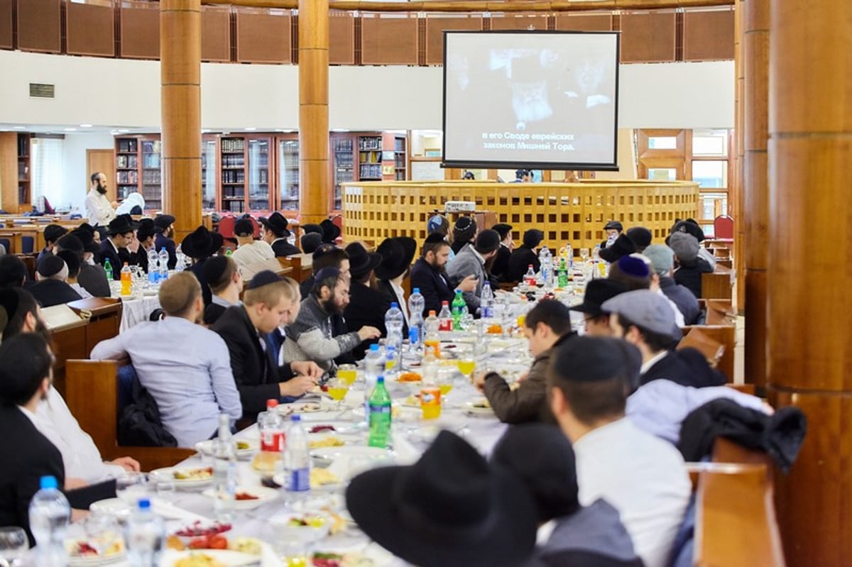 גם במוסקבה סיימו את הרמב"ם • תיעוד