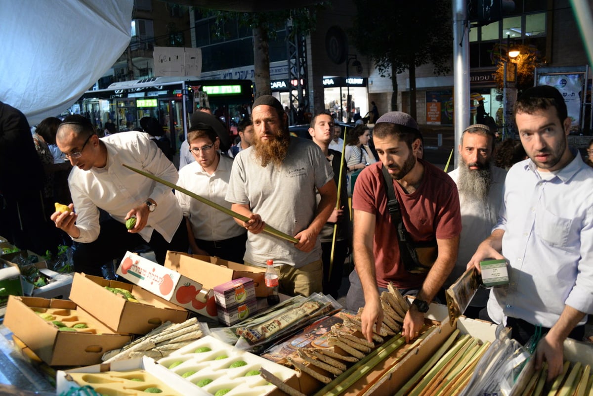 ערב חג הסוכות בעיר בני ברק • צפו בגלריה