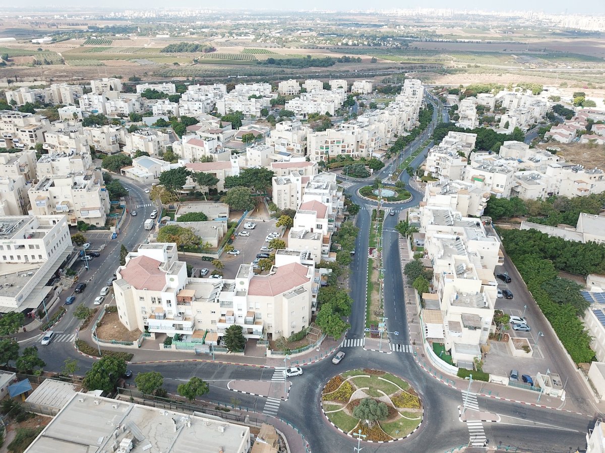 תיעוד מהאוויר: מאות סוכות בעיר אלעד. צפו