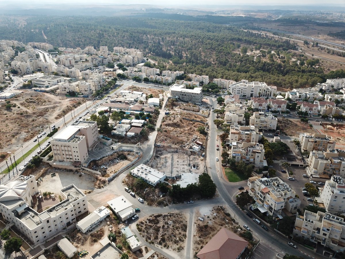 תיעוד מהאוויר: מאות סוכות בעיר אלעד. צפו