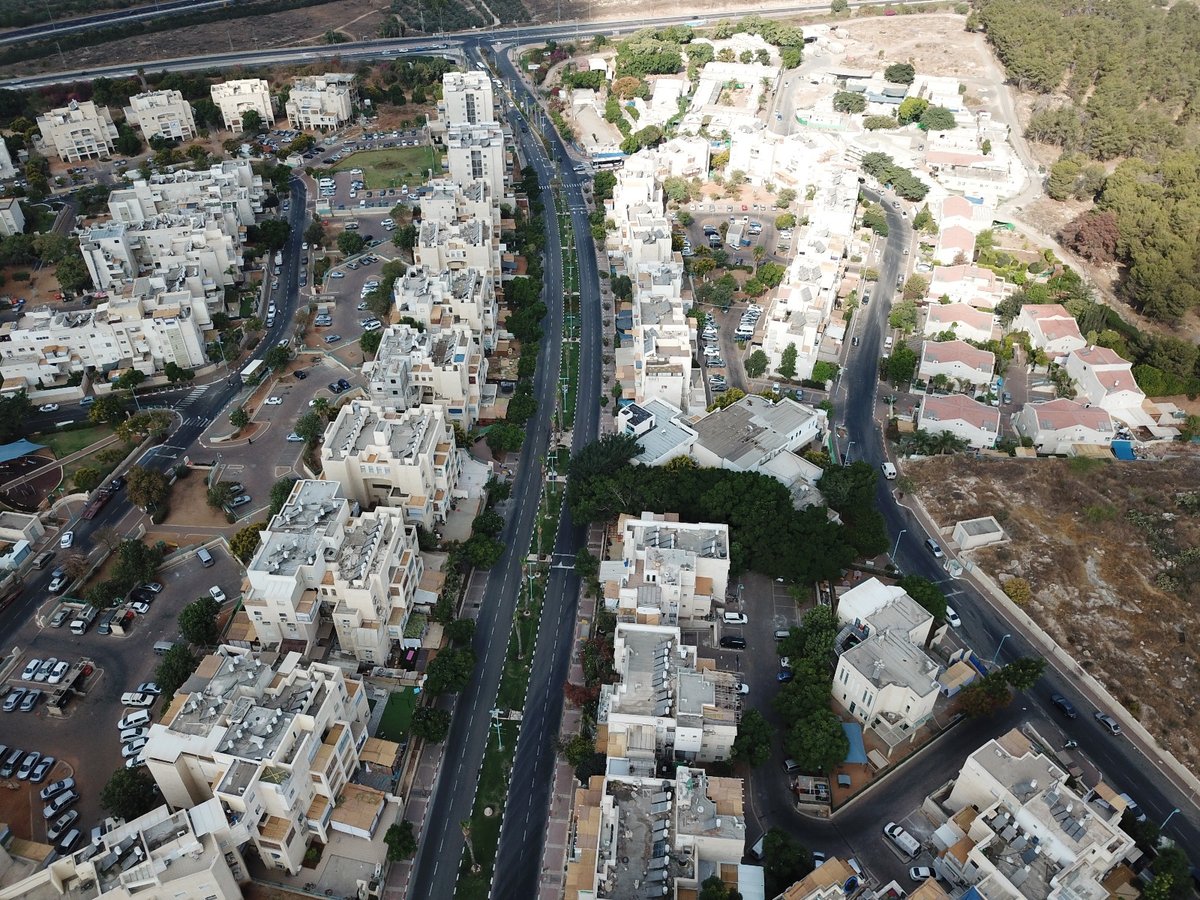 תיעוד מהאוויר: מאות סוכות בעיר אלעד. צפו