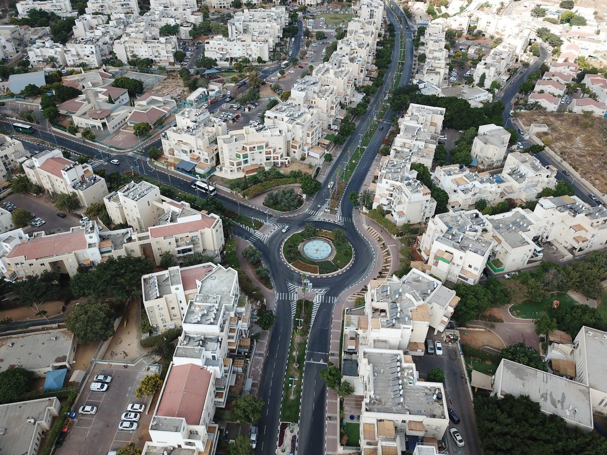 תיעוד מהאוויר: מאות סוכות בעיר אלעד. צפו