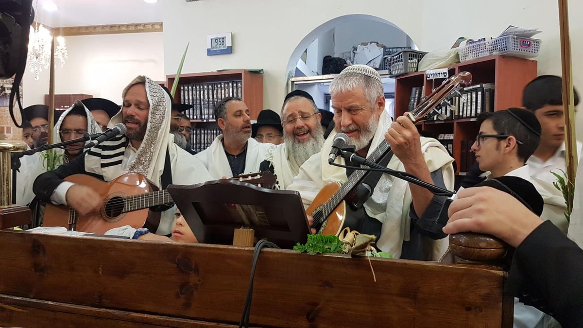 תפילת הלל המסורתית בבית כנסת צדיק המזוזות