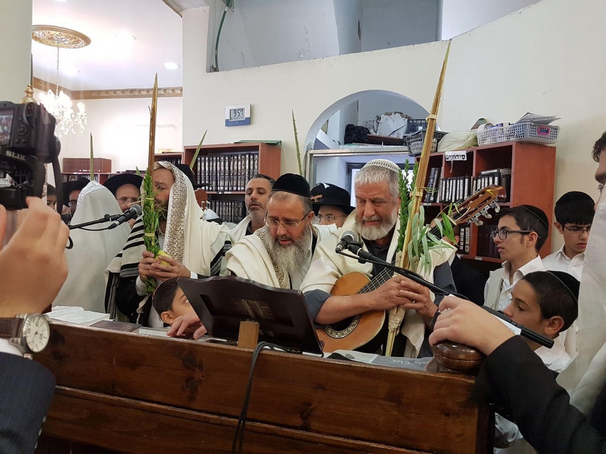 תפילת הלל המסורתית בבית כנסת צדיק המזוזות