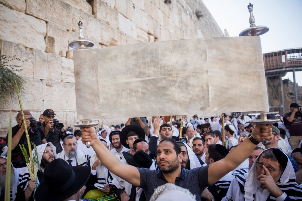 מרהיב: מעמד ברכת כהנים בכותל המערבי • צפו