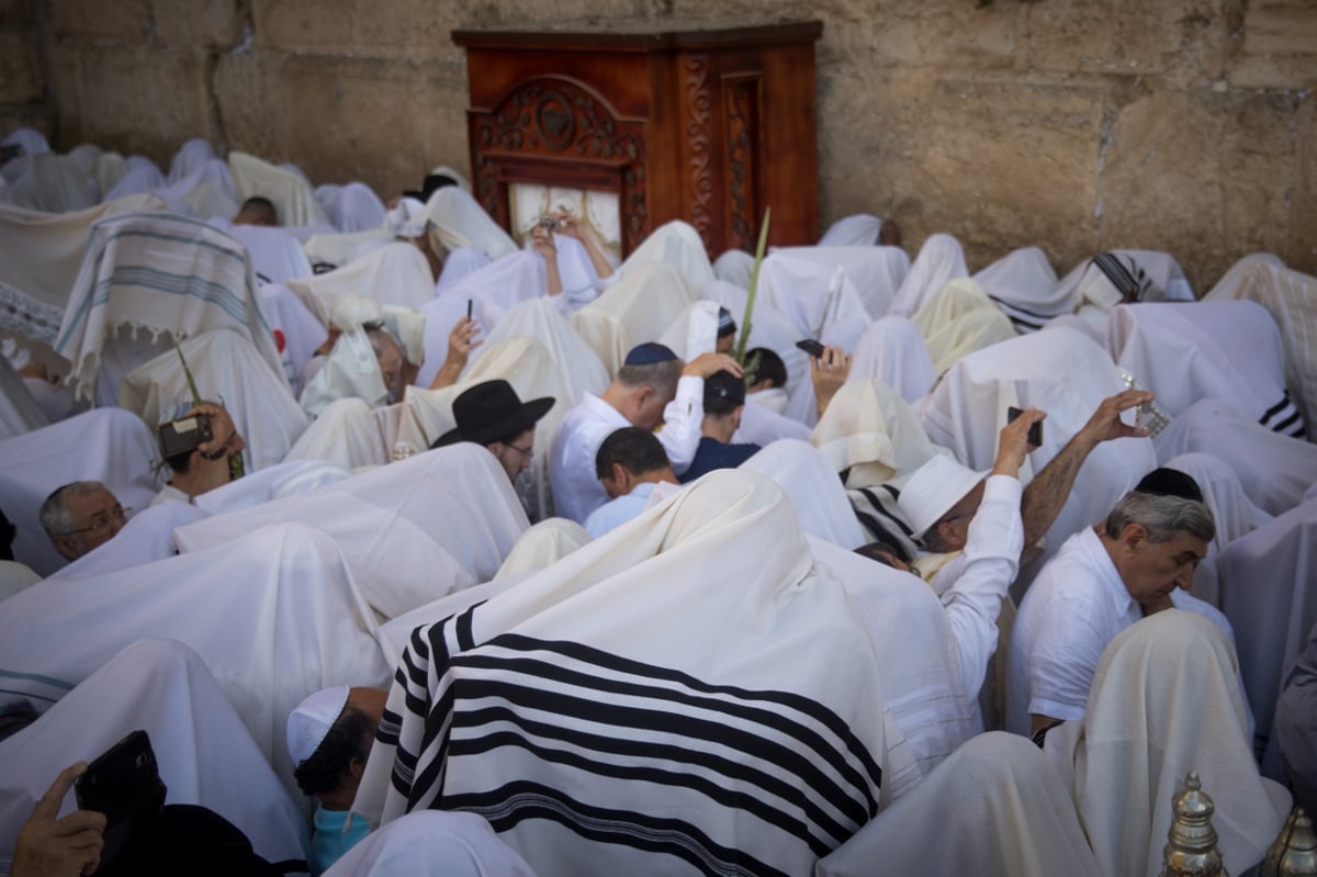 מרהיב: מעמד ברכת כהנים בכותל המערבי • צפו