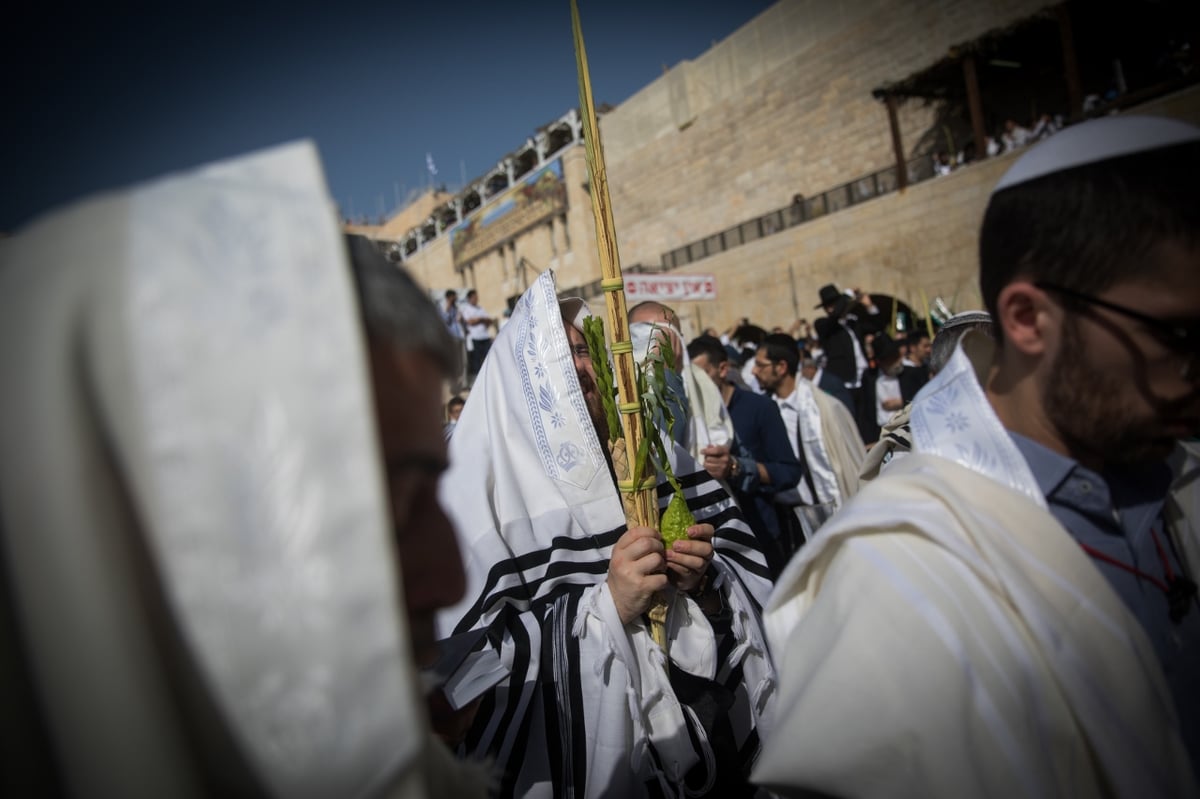 מרהיב: מעמד ברכת כהנים בכותל המערבי • צפו