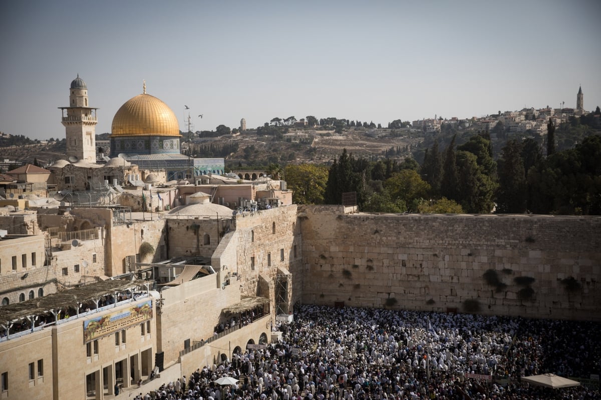 מרהיב: מעמד ברכת כהנים בכותל המערבי • צפו