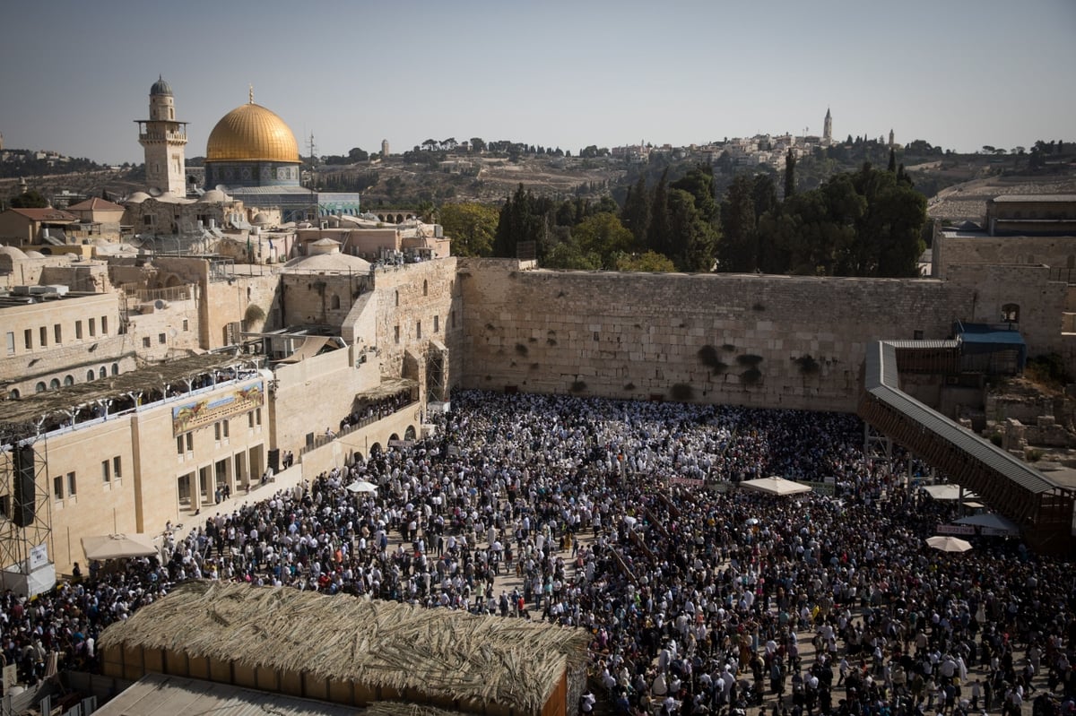 מרהיב: מעמד ברכת כהנים בכותל המערבי • צפו