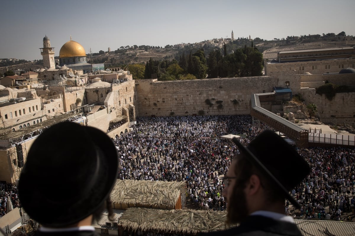 מרהיב: מעמד ברכת כהנים בכותל המערבי • צפו