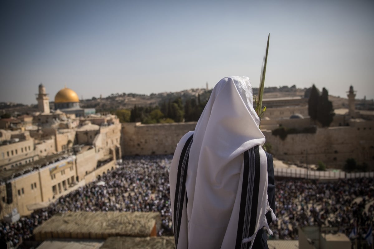 מרהיב: מעמד ברכת כהנים בכותל המערבי • צפו