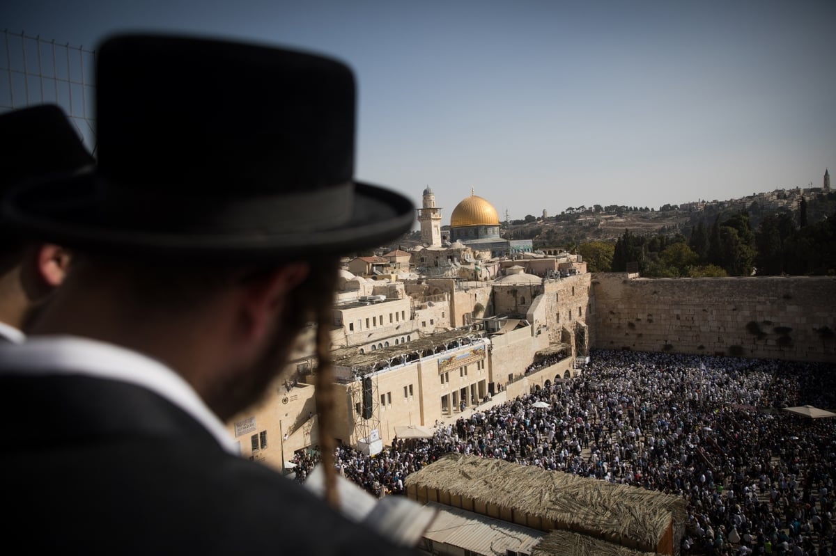 מרהיב: מעמד ברכת כהנים בכותל המערבי • צפו