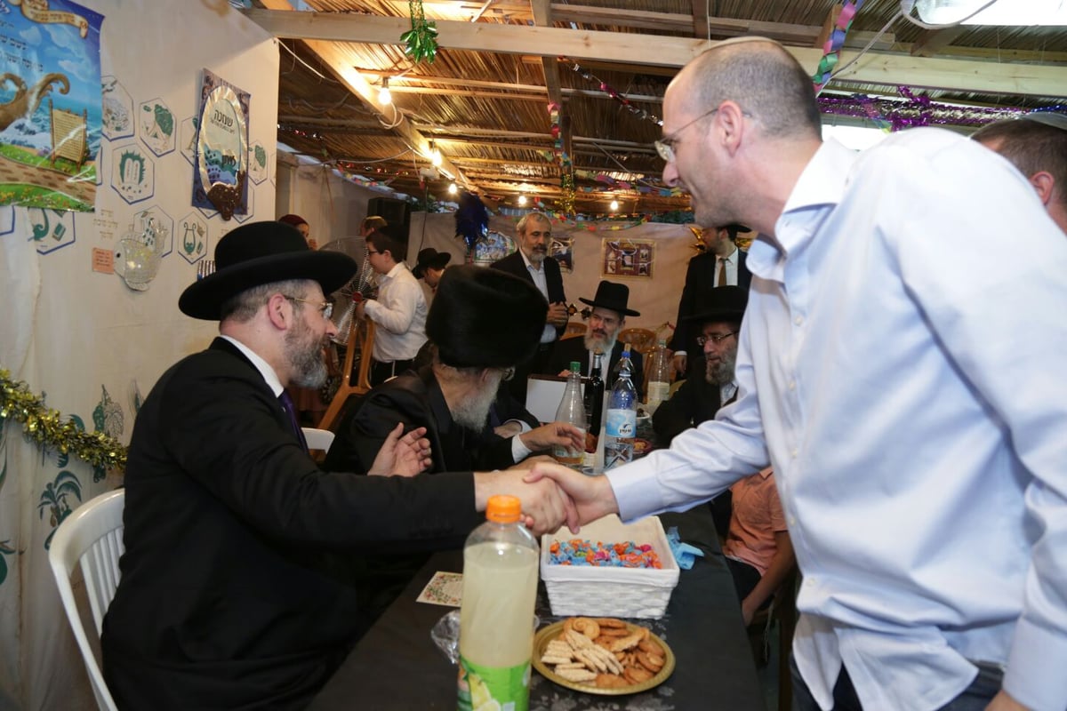 צפו: 'הקבלת פני רבו' לרב הראשי הגר"ד לאו