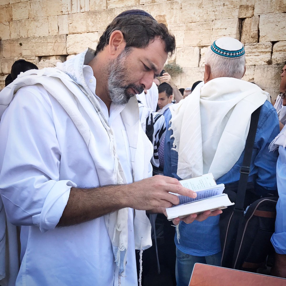 השחקן מוריס כהן ב'ברכת כהנים' ברחבת הכותל