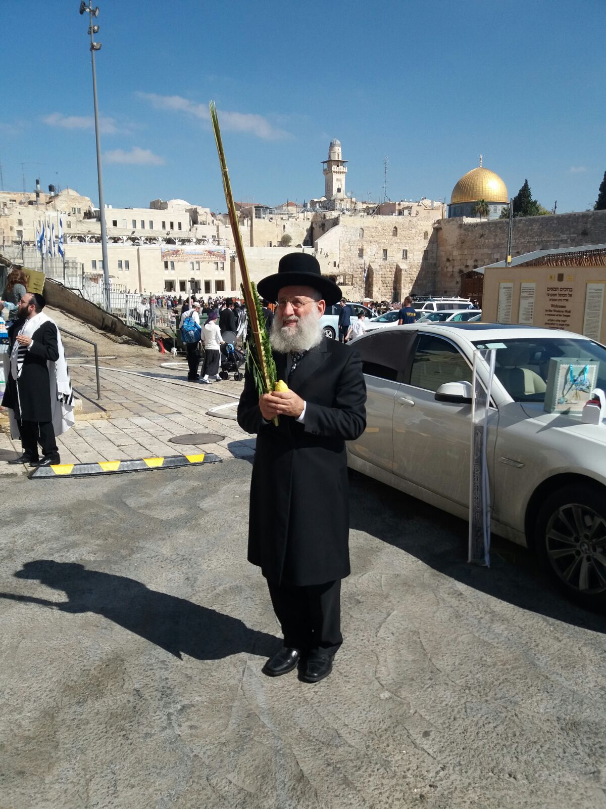 הגאון רבי ראובן אלבז נוטל ארבעת המינים בכותל