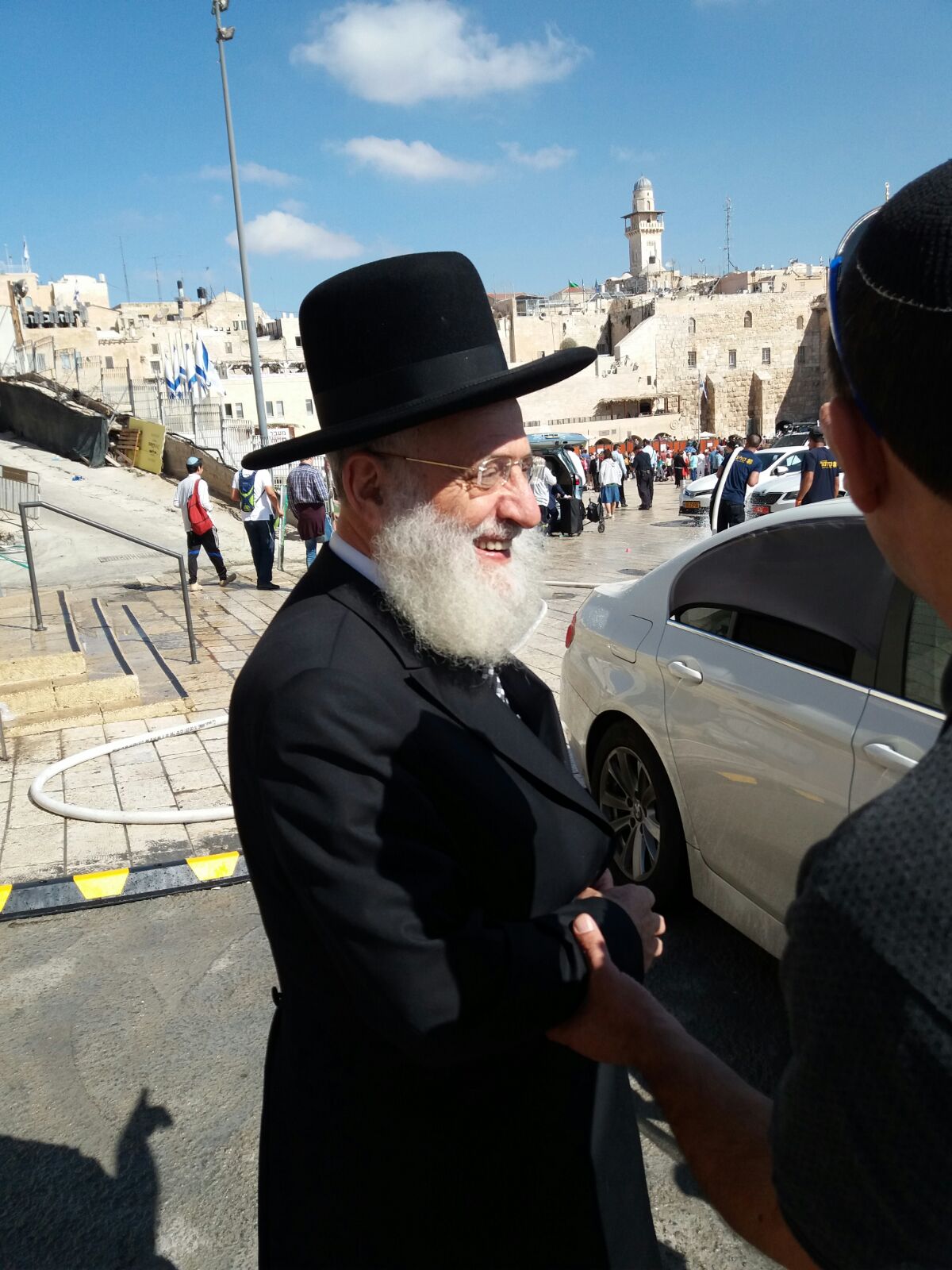 הגאון רבי ראובן אלבז נוטל ארבעת המינים בכותל